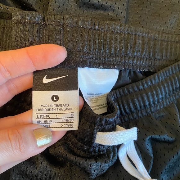 Nike Mesh Shorts (L) - Picture 3 of 4